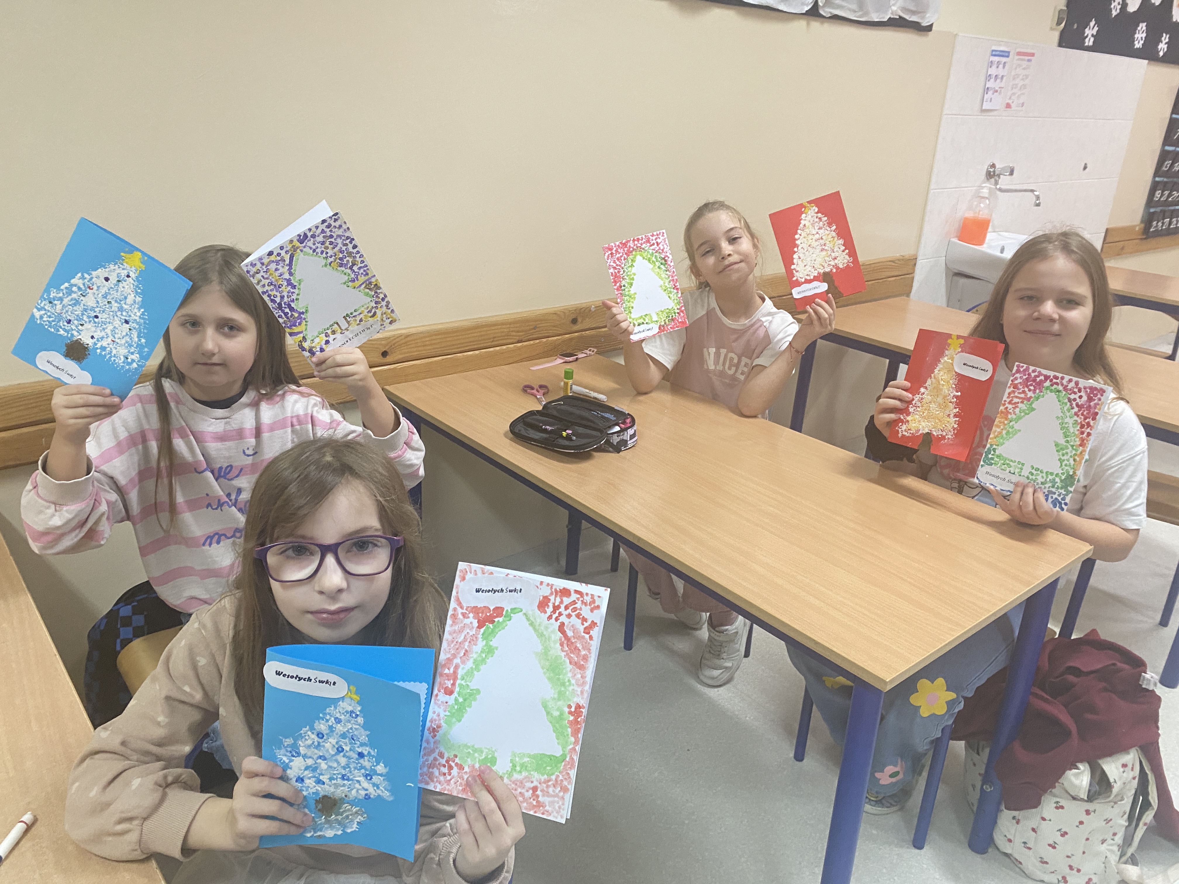 Karty świąteczne dla mieszkańców Domu Weterana Walki i Pracy  – warsztaty integracyjne kl. IC i IIIAi